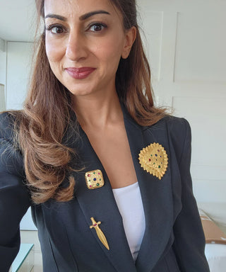 Mob Wife Studded Dager Brooch